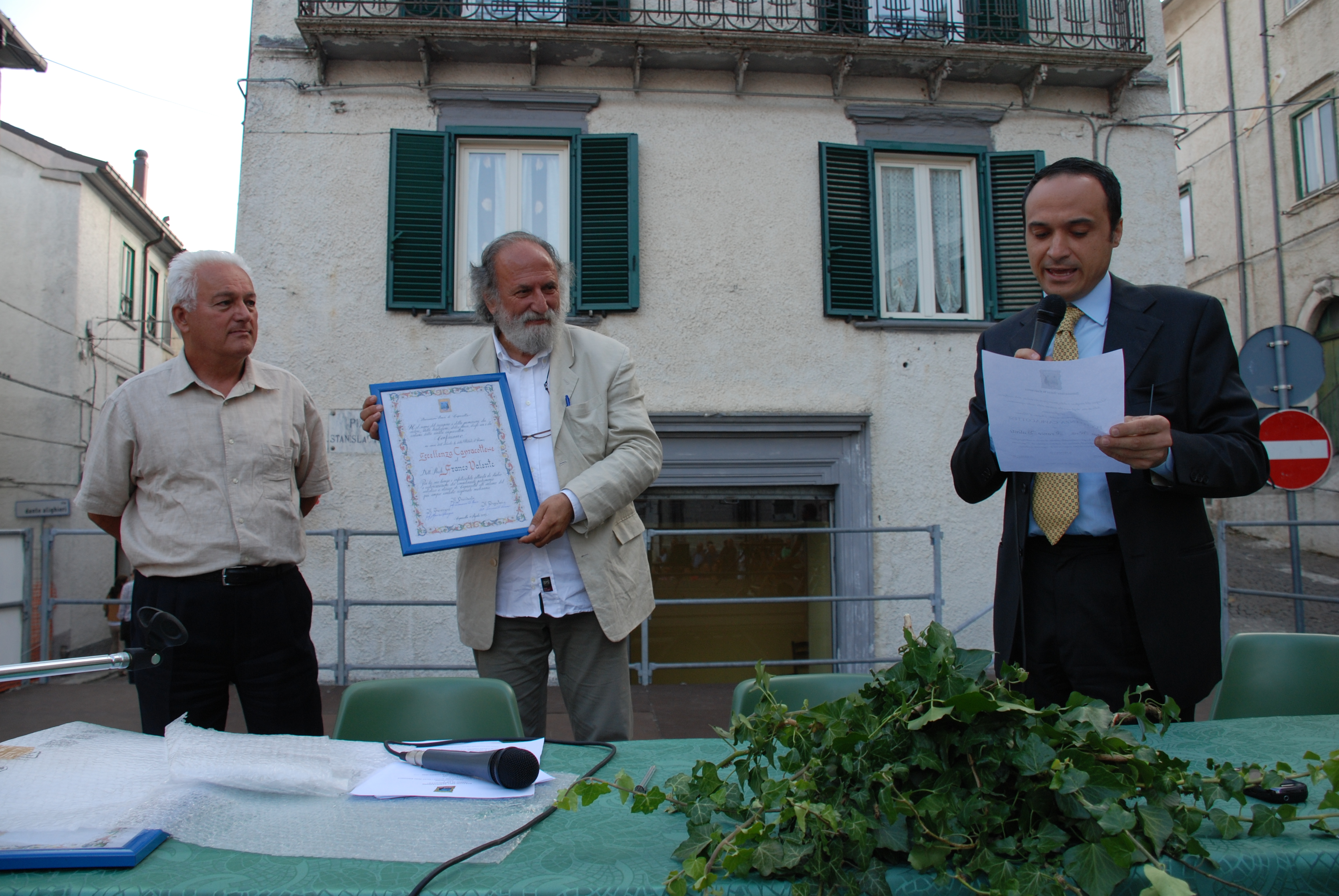 Franco Valente riceve la pergamena di "Eccellenza Capracottese"