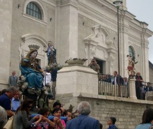 I santi escono dalla Chiesa Madre