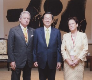 Sebastiano e la moglie Angelica insieme al presidente di Taiwan