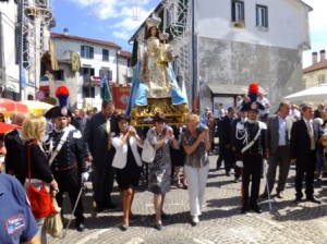 I fedeli sostengono la Madonna tra le strade cittadine