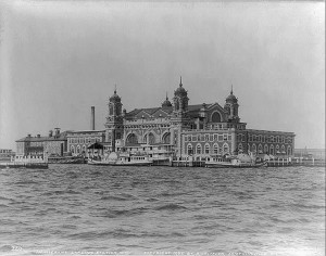 L'isola di Ellis ISland punto di arrivo degli emigranti negli Stati Uniti