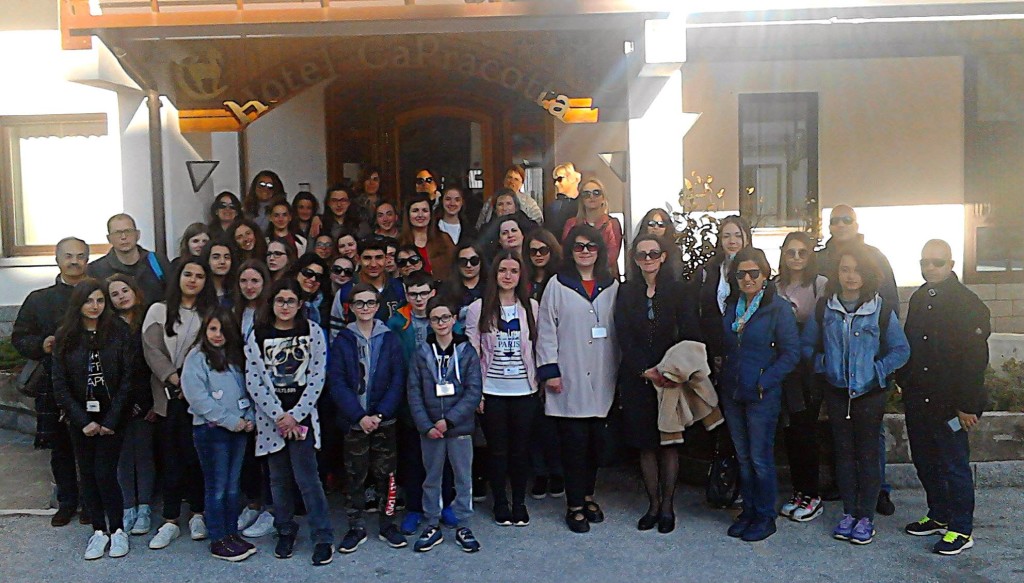 gli studenti e i docenti del progetto Erasmus davanti all'Hotel Capracotta