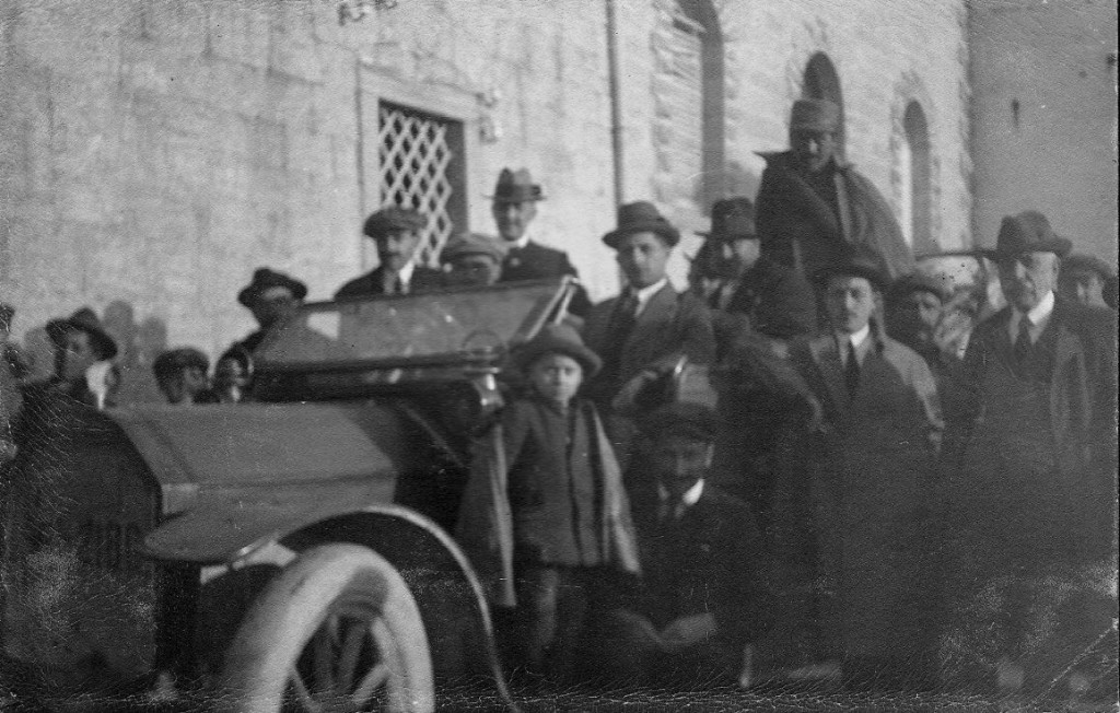 La prima automobile a Capracotta. Archivio fotografico: Cav. Giovanni Paglione