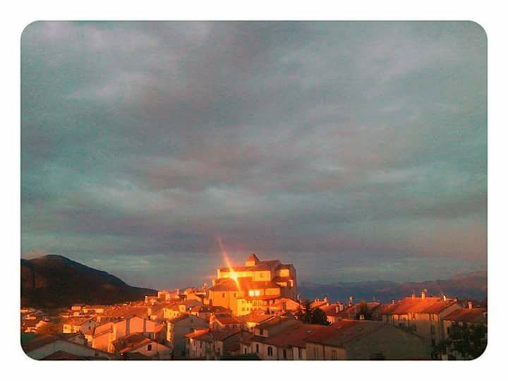 Il sole risplende sulla Chiesa Madre. Foto: Paolo Conti