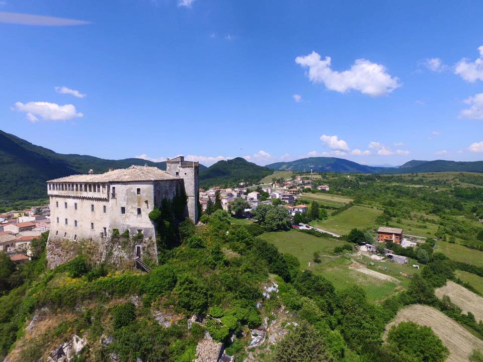 Pescolanciano, il Castello D'Alessandro e, sullo sfondo, il tratturo Castel di Sangro - Lucera