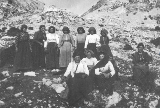 Lucia di Milione, al centro, in primo piano, nella foto di gruppo;1 sotto con la sorella Irene. Fotografia: Cav. Giovanni Paglione