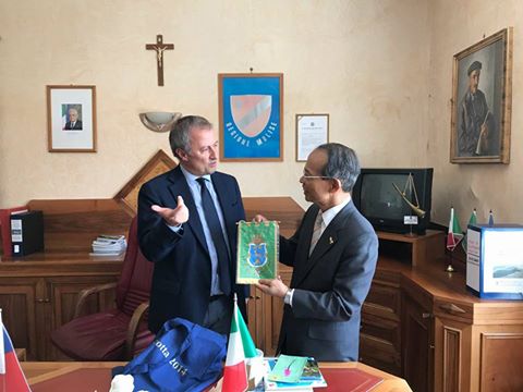 Il sindaco Paglione con Javier Ching-Shan Hou nel municipio di Capracotta