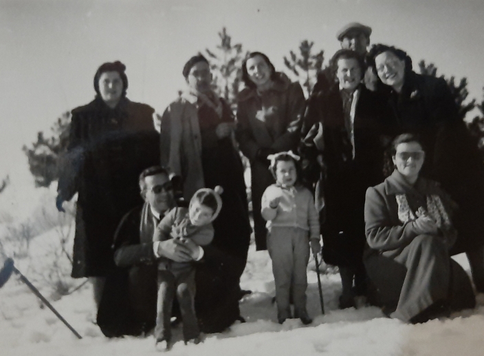 Sulla neve con amici di Capracotta. Al centro in basso Gianna, figlia del Maresciallo Nafra