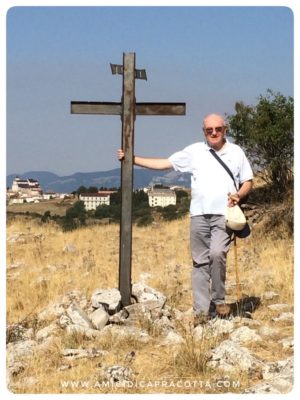 Aldo Trotta vicino la Croce di Prècuorie sul sentiero per l'Orto Ianiro
